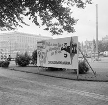 Valpropaganda för socialdemokraterna inför kommunalvalet 1954. "Välj en annan linje än Folkpartiet den 19 september."