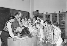 Lärare Elmer Turlock och elever på Stockby skola undersöker en sköldpadda.