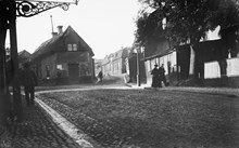 Folkungagatan västerut med Tjärhovsgatan 79-81 t.h. om Speceriaffären i kv. Kilen. Nuv. Folkungagatan 129 och Stigbergsparken