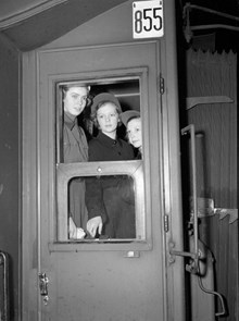Hagasessorna, Margareta, Birgitta och Désirée, på tåg vid Centralstationen
