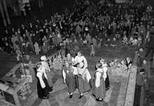 Synskadade kvinnor i nationaldräkter dansar vid De Blindas dags stora varumässa i Blå hallen i Stadshuset den 15 oktober 1950.