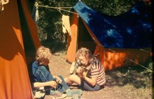 Barnens ö:  Två pojkar vid tält