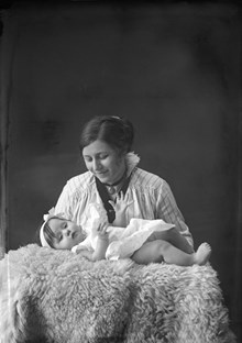 Porträtt av Greta Kampf och en baby.