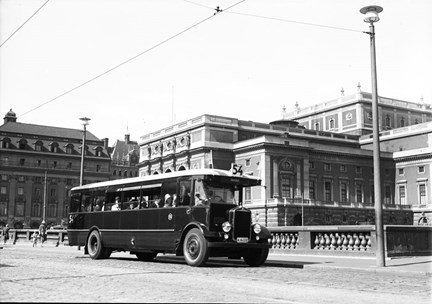 Bussen är en Scania-Vabis med kaross från Svenska maskinverken, byggd just 1930.