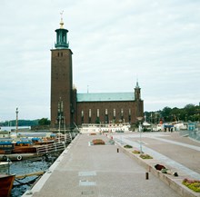 Klara Mälarstrand (""Stadshuskajen"") västerut mot Stadshuset. Drottningholms- och rundtursbåtar