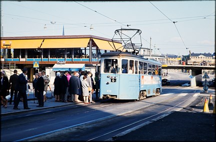 Folk står och väntar på att få kliva på spårvagnen vid Slussen våren 1967