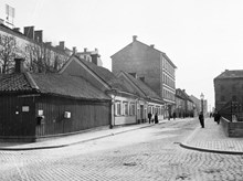 Tjärhovsgatan västerut från Nytorgsgatan. Tjärhovsgatan 18, 16 och 14. (Nuv. Tjärhovsgatan 38-32)