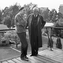 Filmstaden Råsunda. Ingmar Bergman i samtal med Victor Sjöström, vid filminspelningen av ""Smultronstället"". V. Sjöström, 78 år, gör huvudrollen i I. Bergmans nya film