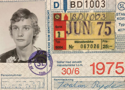 Bild på ett månadskort för att resa inom kollektivtrafiken år 1975