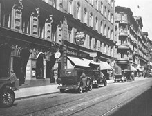 Motiv från Kungsgatan med parkerade bilar. Kungsgatan 58 - 60
