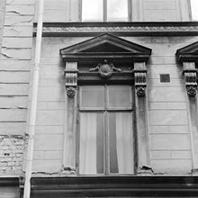 Herkulesgatan 24 innan rivning. Fönsterutsmyckningar på våning 1 tr, mittaxeln ovanför portgången. Västligaste fönsteraxeln
