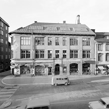 Klarabergsgatan 54 vid hörnet av Klara Norra Kyrkogata (t.v.). Här ligger Åhléns idag