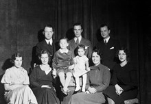 Grupporträtt med medlemmar ur familjerna von Sydow, Appelgren, Nyblom och Schroff.