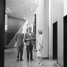 Självporträtt av Herbert Lindgren med två ytterligare personer. Spegelfotografi från första hötorgshusets vestibul