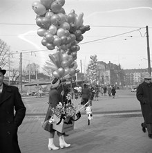 Tegelbacken. En kvinna säljer ballonger och vindsnurror. I fonden Centralstationen