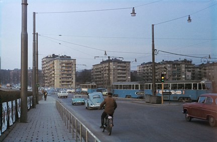 Trafik på Västerbron, bland annat ljusblå spårvagnar.
