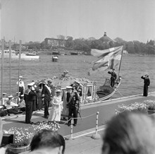 Logårdstrappan. Engelskt statsbesök, drottning Elizabeth II och prins Philip anländer i kungaslupen "Vasaorden". Vy mot Skeppsholmen