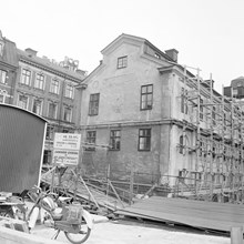 Stockholms stadsmuseum. Byggnadsställningar på södra flygelns fasad mot gården