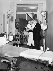 Mr Walter Lawrence från RCA (Radio Corporation of America) demonstrerar televisionens möjligheter på Karolinska sjukhuset