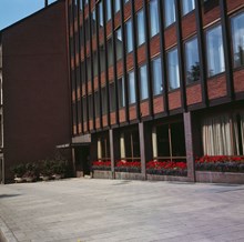 Fasaden av fastigheten på Storgatan 5 sedd från hörnet av Jungfrugatan. I gatuplanet restaurang Östermalmskällaren
