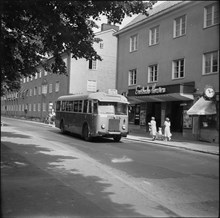 Buss på Nynäsvägen  317 vid biografen Enskede Kvarn 1950