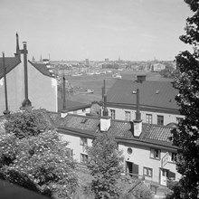 Utsikt från Stigberget. Gårdssidan av Fjällgatan 24 B