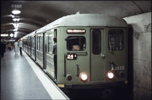 Grönt tunnelbanetåg vid Östermalmstorgs tunnelbanestation år 1977