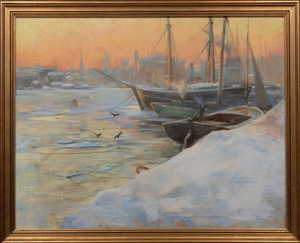 Fruset vinterlandskap, några båtar vid en kaj, soluppgång.