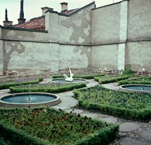 Planteringar, fontäner och svanskulptur i parken vid Glasbruksklippan, nuvarande Glasbrukstäppan