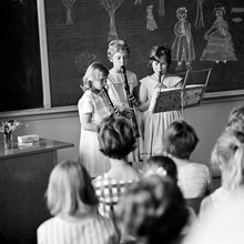 Skolavslutning i Mariaskolan med Kerstin Larsson, Eva Johansson och Elisabet Sjöberg som spelar flöjt