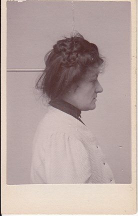 Svartvit profilbild av Elvira Matilda Decker.