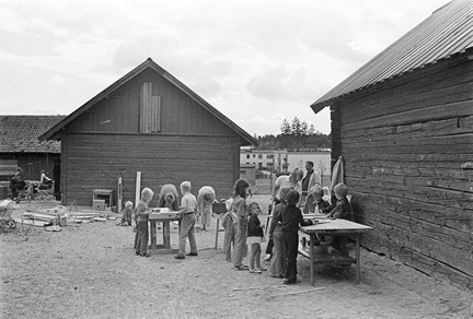 Barn som leker i Spånga by