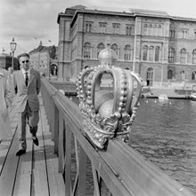 Nationalmuseum sett från Skeppsholmsbron. I förgrunden broräcket med förgylld kunglig krona