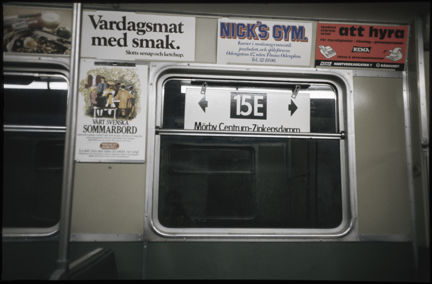 Ett fönster och reklam i en tunnelbanevagn år 1978