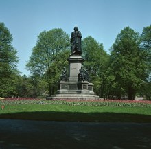 Linné-statyn i Humlegården