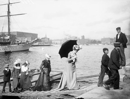 Turister går i land på Skeppsholmen, 1901.