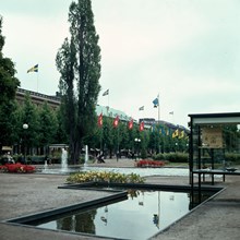 Utställningsmonter och dammar med fontäner i norra Kungsträdgården. Vy mot allén vid Kungsträdgårdsgatan