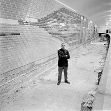 Konstnären Erland Melanton framför sin glasmosaikvägg på tunnelbanestationen Centralen (nuvarande T-Centralen)