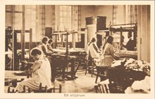 Flickor i vävsal på Slagsta skola - 1910-tal