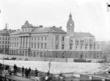 Vy från Norrbro mot Gustav III:s opera som är under rivning. I fonden syns Jakobs kyrkas torn och tak.