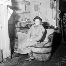 En kvinna i ett kök i Hötorgshallen