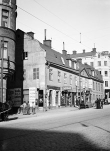 Kungsgatan 6. T.h. Kungsgatan 4-2 där Kungsgatan slutar vid Stora Bastugatan. Nuv. Kungsgatan 44, kv. Tranhuvudet