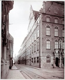 Lilla Nygatan från Munkbron, Petersenska huset till höger
