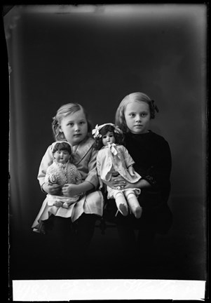 Grupporträtt av två flickor med dockor. Fotografen benämner grupporträttet som Eines Watz gr.