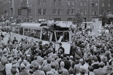 Norra Bantorget. Folksamling kring spårvagn som krockat 1956 