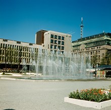 Planteringar och fontäner i Kungsträdgården sedda mot Sverigehuset och Nordiska Kompaniet