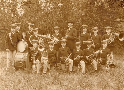 Svartvitt fotografi på pojkar med instrument från Frimurarbarnhuset