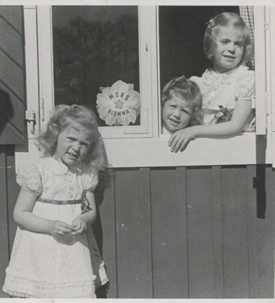 Hagasessorna Margaretha, Birgitta och Désirée i sin lekstuga på Haga år 1941