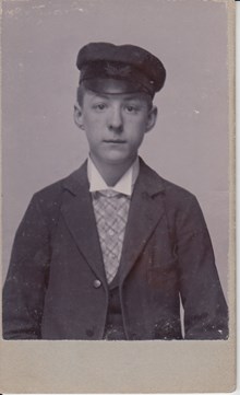 Förre kyparen Karl Johan Lidberg, 17 år - polisfotografi med keps