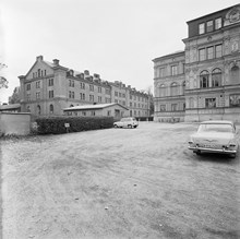 Skeppsholmen. Exteriör av kasernbyggnad. T.h. Sjökrigsskolans byggnad. Kasern III